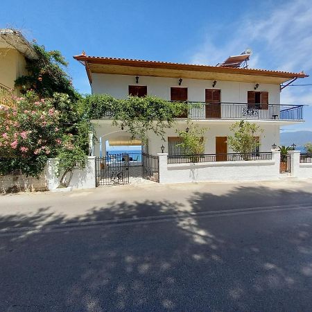 Ekie Apartment With Sea View Kalamata Esterno foto